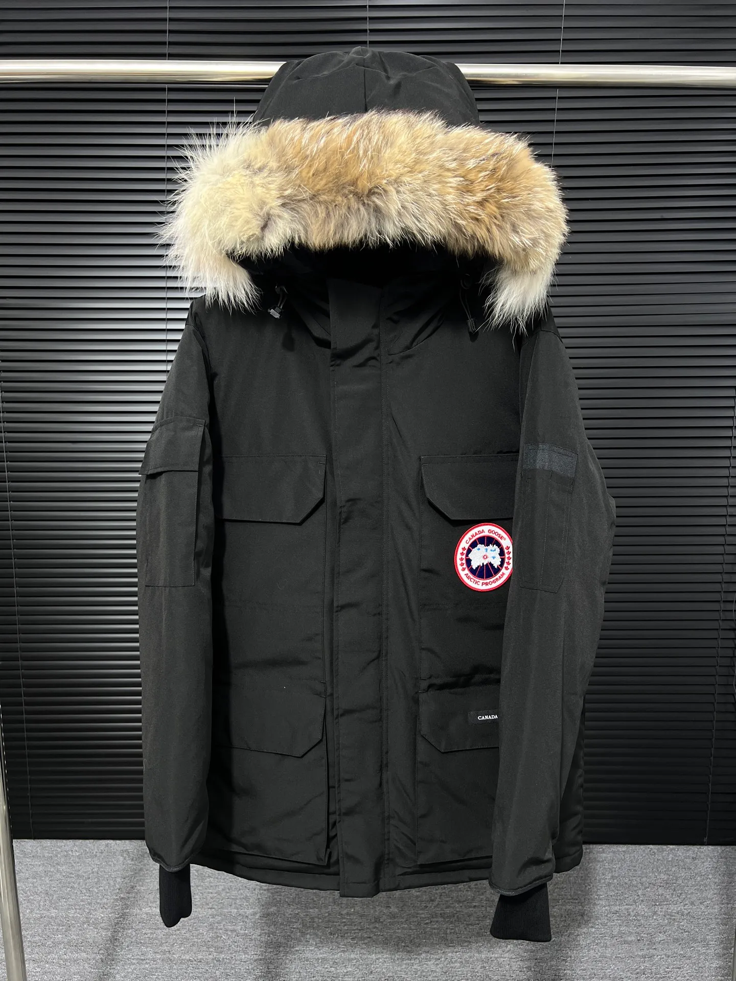 P780 🆕 Top original version, supports chip sensor with handbag 𝗖𝗮𝗻𝗮𝗱𝗮 𝗚𝗼𝘀𝗲 / 🇨🇦 Canada Goose 08 Down Jacket ⚠️ Partners who have been cooperating with us in the past few years know that no matter what is produced outside, our pure genuine trading company ships ❗️ After the test of time, we have received rave reviews. You can compare the market products with us. If you are not satisfied, you can return it at will. You are also welcome to come to ZG to see it and then come to my home to buy‼  1⃣️ The filling is 80% white duck down, with a weight of 500g. Regarding the down content, you can feel it with your hands. Good down has no embarrassment and can be called a walking duvet! 2⃣️ The fabric is made of Feather-Light 10D waterproof coating fabric, which is made of 84.5 polyester fiber and 15.5 cotton. The surface is treated with a special Teflon protective coating produced by DuPont to prevent wind and splash water, and makes the clothing anti-pollution and long-lasting new features! 3⃣️ One-piece seamless cuffs, 13cm official length, all seals are stamped, and all the inner liner is hemmed. The overcoat means sewing all the inner liner once. On the one hand, it is to prevent the velvet from running off, and on the other hand, it can keep the stiffness of the clothes! 4⃣️ Original Yoshida Kogyo Kabushikigaisha zipper, top-grade zinc alloy electroplated zipper with the highest specifications, using precise Japanese craftsmanship, raw materials and management methods. Each zipper can withstand 100,000+ openings and closings 5⃣️ The detachable fur collar is made of top-grade imported wolf fur, which is not comparable to the loose and soft raccoon fur and fake fur on the market. It is a natural Siberian coyote fur collar. The delicate and strong feel is the sense of life that comes from the erosion of wind and frost in nature. 6⃣️ Main logo double-thread 9-needle locking stranded embroidery, electronic digital automatic embroidery, maple leaves with sharp edges. Size: XS-XXL Color: black, off-white, graphite gray, sapphire blue Dark Blue Pink Azure Graphite Gray Black Label Shoulder Width Chest Sleeve Length Clothes Length Recommended Weight kg 67 87 80-90 2XL 58 136 69 89 90-105